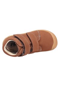 Scarpa in pelle marrone con due cinturini in velcro, punta arrotondata e superficie texture. Cuciture bianche e suola in gomma beige.