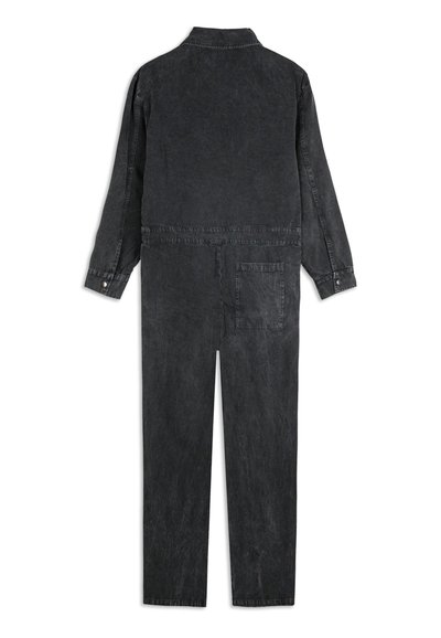 Schwarzer Denim-Overall mit langen Ärmeln, Kragen, Brusttasche und Gesäßtasche. Verfügt über eine verblasste Waschung und einen geraden Beinausschnitt. Klassischer Stil.