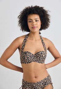 Bikini topp med leopardmønster, formede kopper og halterneck-stropper. Myk stoff med en jevn tekstur. Inkluderer en matchende bikini-bunn.