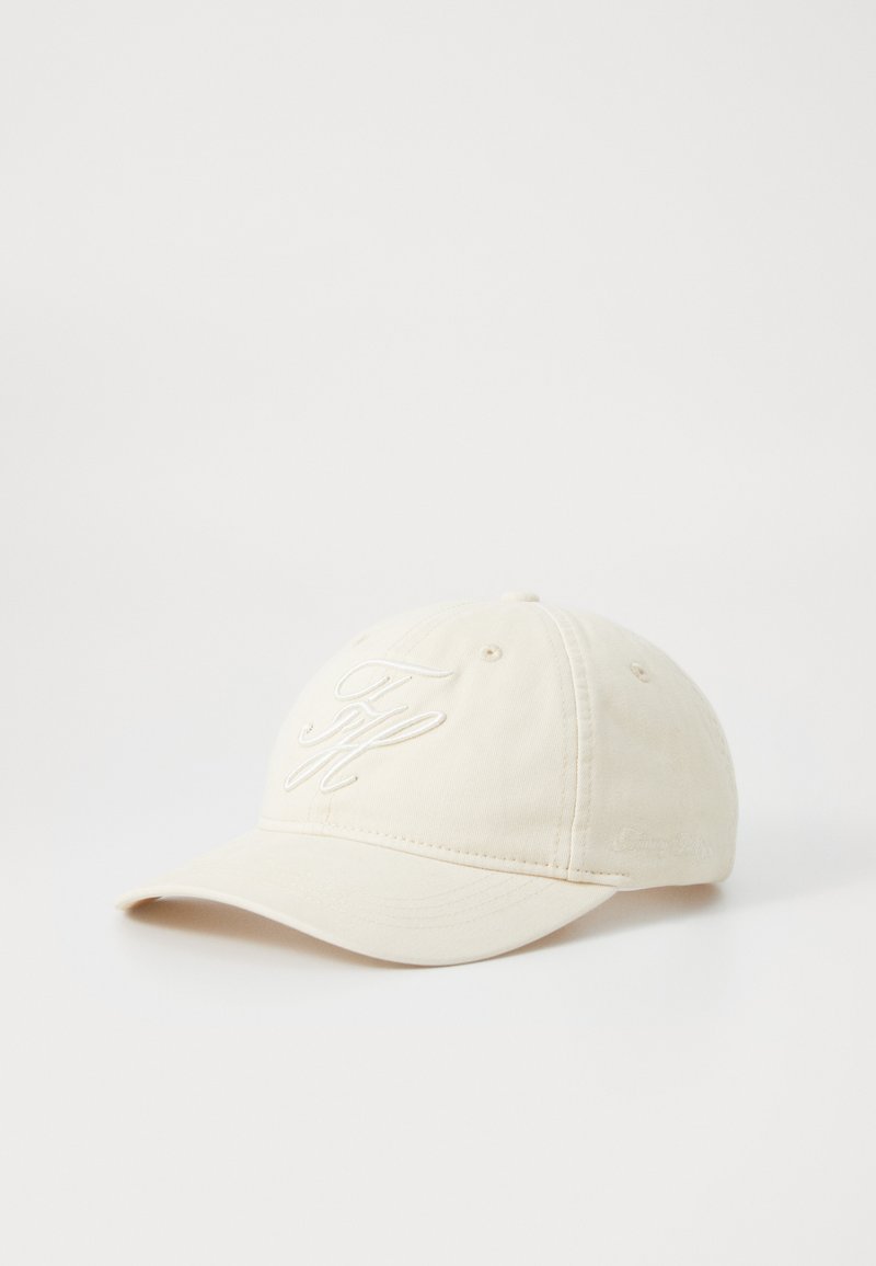 Cappellino da baseball in cotone beige con logo ricamato sul davanti, visiera curvata, fascia regolabile sul retro, texture liscia e dettagli di cucitura sottili.