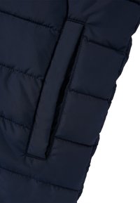 Giubbotto imbottito blu navy con pannelli cuciti e una tasca laterale. Tessuto liscio con una superficie morbida e lucida, caratterizzato da un design minimalista.