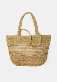 Gewebte Strohtasche, hellbraune Farbe, rechteckige Form mit doppelt Traggriffen, offenes Oberteil und strukturiertes Muster. Verfügt über einen runden Ausschnittakzent.