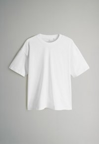 Weißes T-Shirt mit kurzen Ärmeln aus glattem Baumwollstoff. Verfügt über einen runden Halsausschnitt und eine lockere Passform mit überschnittenen Schultern. Keine Muster oder Akzente.