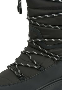 Zwarte, geïsoleerde winterboot met een gladde stof, gewatteerd bovenstuk en contrasterende zwart-witte veters met metalen hardware accenten.