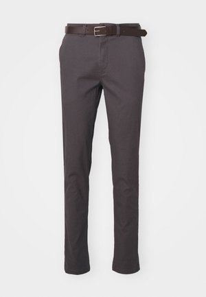 Graue Baumwollhose im Slim-Fit-Stil, ausgestattet mit einem braunen Leder-Gürtel und üblichen Taschen, entworfen für einen lässigen Look.