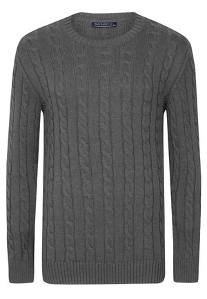 Szary sweter z dzianiny warkoczowej o kroju z zaokrąglonym dekoltem typu crewneck, z długimi rękawami, ściągaczami na rękawach i u dołu, z metką Felix Hardy przy dekolcie.