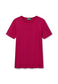 T-shirt a maniche corte girocollo in tinta unita rosa scuro, con un piccolo logo vicino all'orlo inferiore e un'etichetta del marchio verde all'interno del colletto.