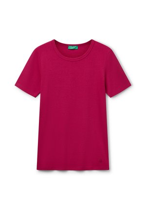 T-shirt a maniche corte girocollo in tinta unita rosa scuro, con un piccolo logo vicino all'orlo inferiore e un'etichetta del marchio verde all'interno del colletto.