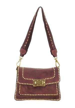 Borsa a mano in pelle marrone con borchie dorate lungo i bordi, chiusura a patta e un fermaglio decorativo dorato. Tracolla regolabile per indossarla a tracolla.