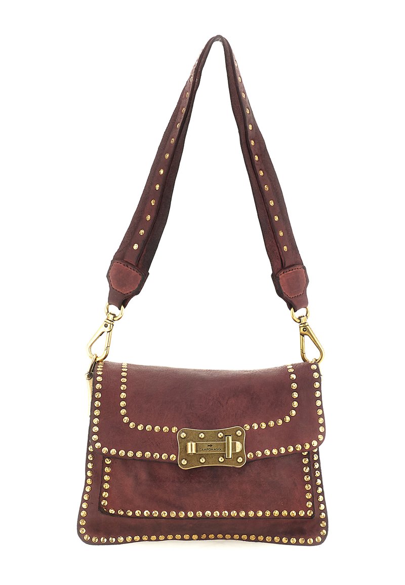 Borsa a mano in pelle marrone con borchie dorate lungo i bordi, chiusura a patta e un fermaglio decorativo dorato. Tracolla regolabile per indossarla a tracolla.