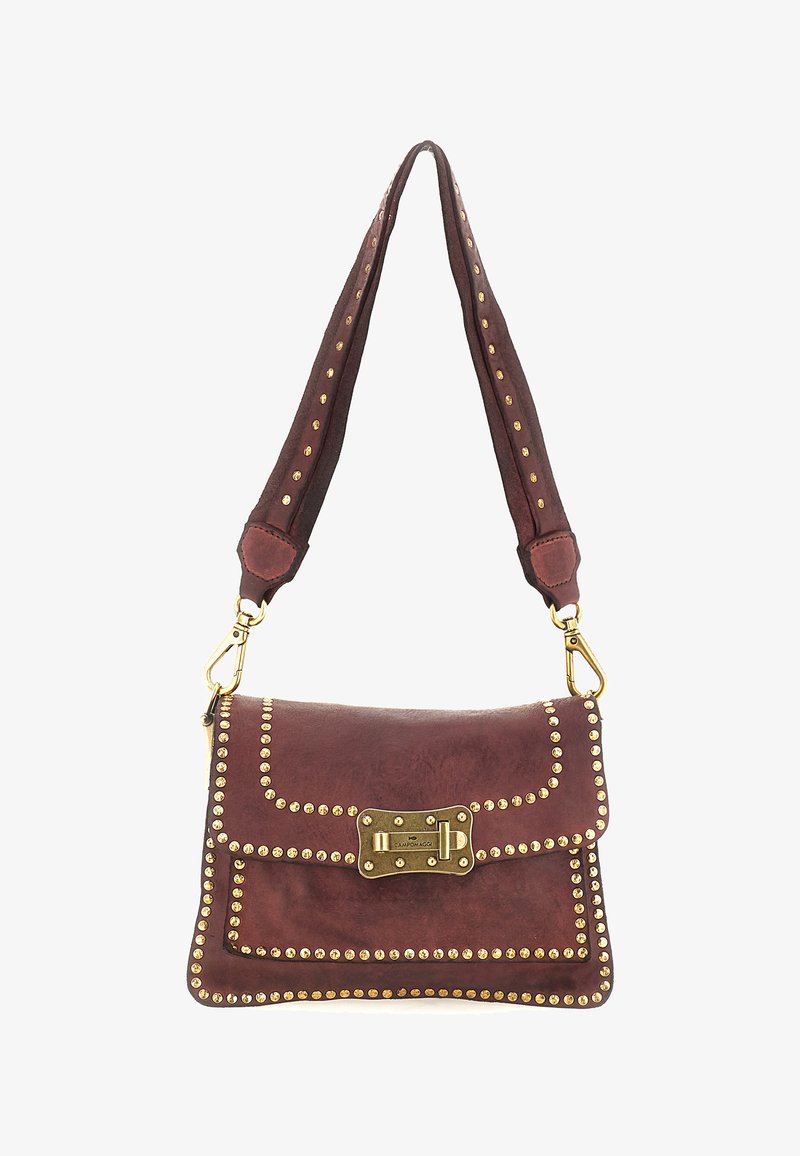 Borsa a mano in pelle marrone con borchie dorate lungo i bordi, chiusura a patta e un fermaglio decorativo dorato. Tracolla regolabile per indossarla a tracolla.