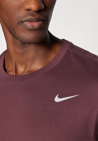 Nike Performance CREW SOLID - T-skjorte til trening - burgundy crush