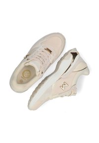 Ljusröda sneakers i syntetmaterial med guldiga detaljer. Har vadderad tunga och texturerad gummisula.