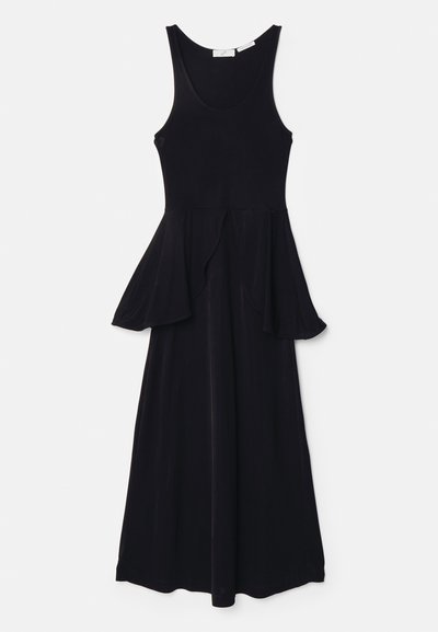 Musta hihaton mekko, jossa on tiukka vartalo-osa ja levenevä peplum-vyötärö, valmistettu pehmeästä ja sileästä kankaasta, jossa on valuva hame.