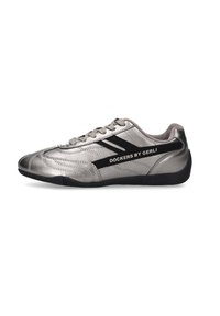 Metallisch silberner Sneaker mit schwarzen Akzenten und Branding. Verfügt über ein glattes Obermaterial, Schnürverschluss und eine strukturierte Gummisohle für Grip.