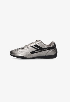 Metallisch silberner Sneaker mit schwarzen Akzenten und Branding. Verfügt über ein glattes Obermaterial, Schnürverschluss und eine strukturierte Gummisohle für Grip.