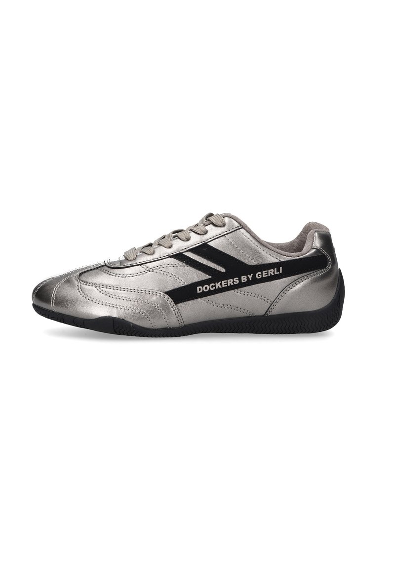 Metallisch silberner Sneaker mit schwarzen Akzenten und Branding. Verfügt über ein glattes Obermaterial, Schnürverschluss und eine strukturierte Gummisohle für Grip.