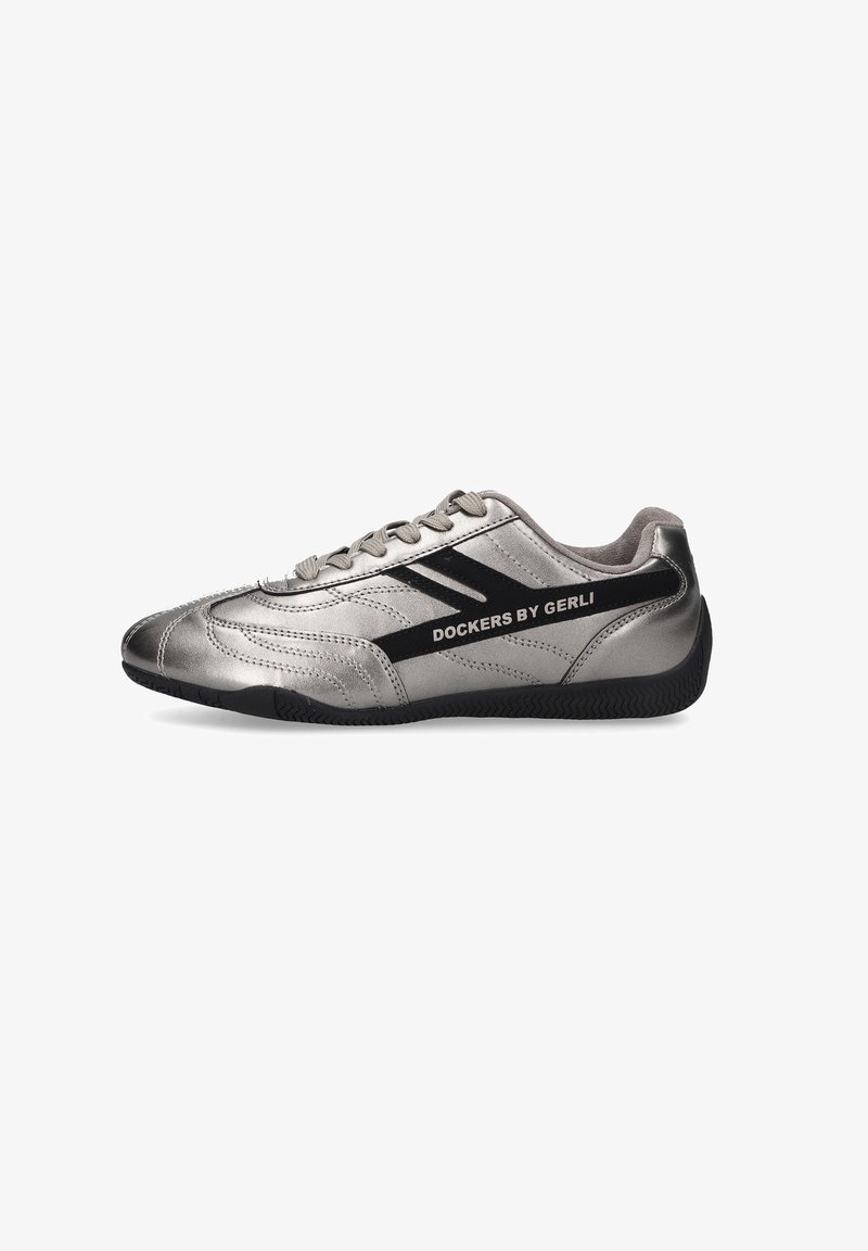 Metallisch silberner Sneaker mit schwarzen Akzenten und Branding. Verfügt über ein glattes Obermaterial, Schnürverschluss und eine strukturierte Gummisohle für Grip.