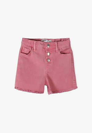 Shorts en denim rose avec trois boutons métalliques, passants pour ceinture, poches avant et ourlets effilochés.