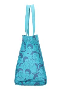 Sac fourre-tout en tissu turquoise avec une illustration bleue répétée de différents visages. Deux anses supérieures pour le porter.