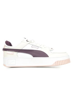 Sneaker bianco in pelle con accento viola, dotato di una suola bianca spessa, strisce laterali texturizzate e dettaglio del logo sul tallone.