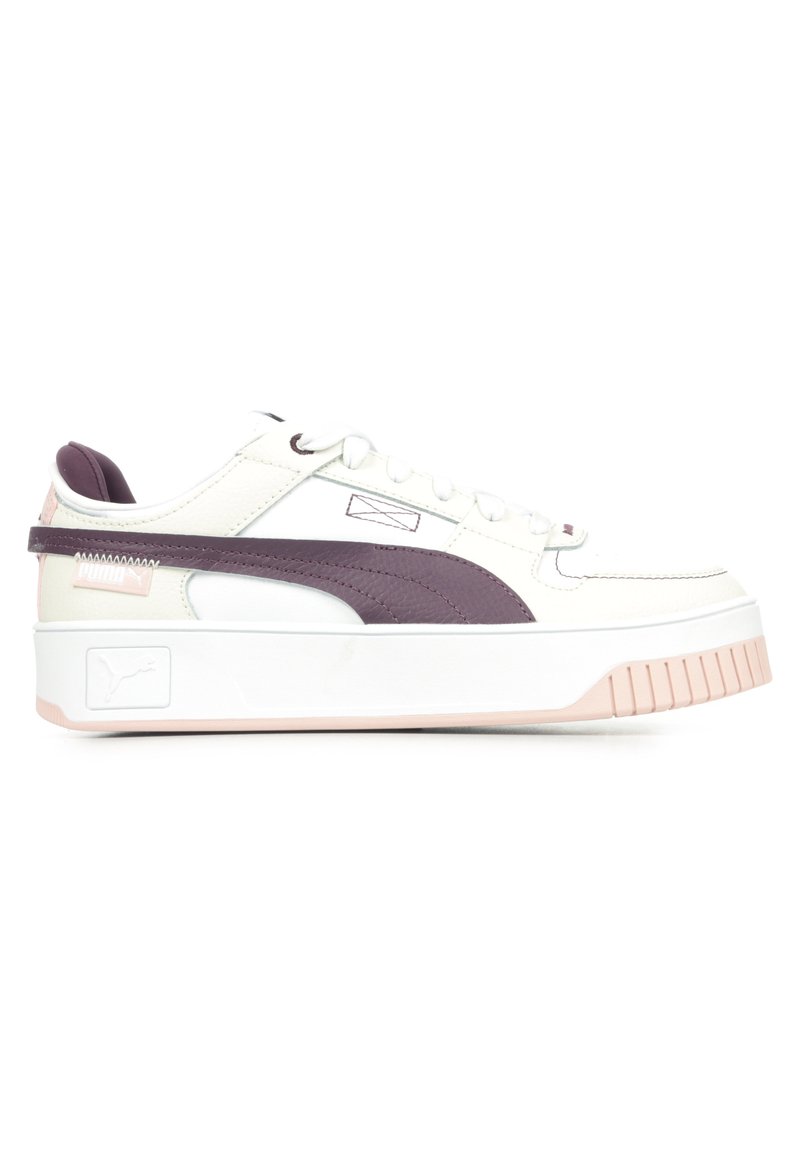 Sneaker bianco in pelle con accento viola, dotato di una suola bianca spessa, strisce laterali texturizzate e dettaglio del logo sul tallone.
