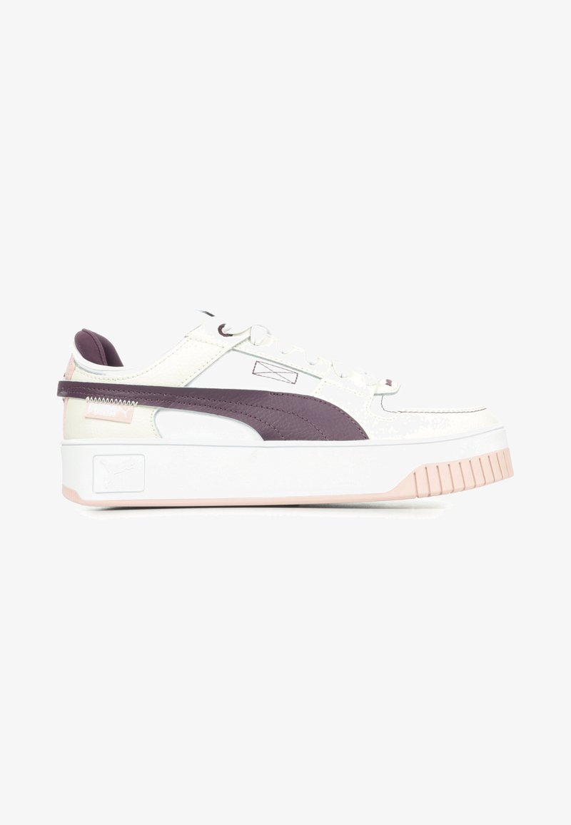 Baskets en cuir blanc avec un accent violet, présentant une semelle blanche chunky, des bandes latérales texturées et un détail de logo sur le talon.