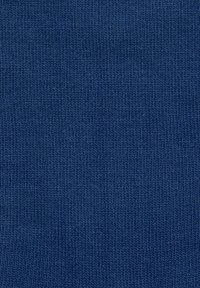 Marineblaues strukturiertes Gewebe mit einem feinen Rippmuster. Das Material wirkt weich und flexibel, was Dehnbarkeit und Komfort ermöglicht.