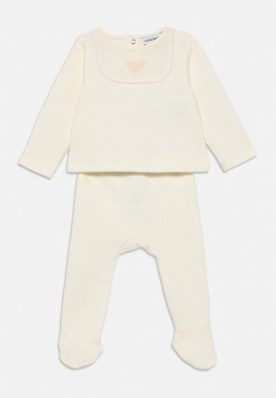 Elevanduvärvi soonikkoes laste bodi pikkade varrukatega, jalakestega püksid, ümar kaelus ja väike tikitud roosa kotka logo rinnal.