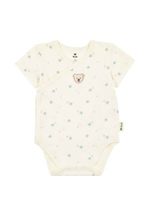 Kurzarmp Babybody aus cremefarbenem Stoff mit grünem Kleeblattmuster und kleiner Bärenstickerei auf der Brust, seitlichen Druckknöpfen und rundem Halsausschnitt.