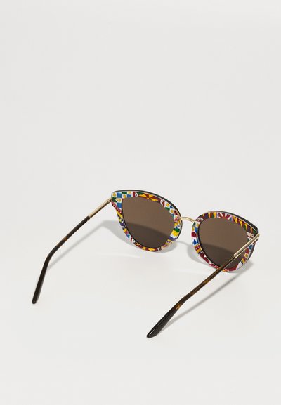 Cat-Eye-Sonnenbrille mit einem bunten gemusterten Rahmen. Dunkelbraune Gläser und goldfarbene Akzente an den Scharniere. Strukturiert Oberfläche mit glänzender Optik.