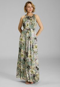 Robe maxi avec un motif floral dans des tons verts, violets et crème, dotée d'un buste plissé et d'une ceinture assortie à la taille.
