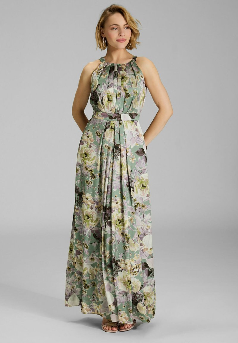 Robe maxi avec un motif floral dans des tons verts, violets et crème, dotée d'un buste plissé et d'une ceinture assortie à la taille.