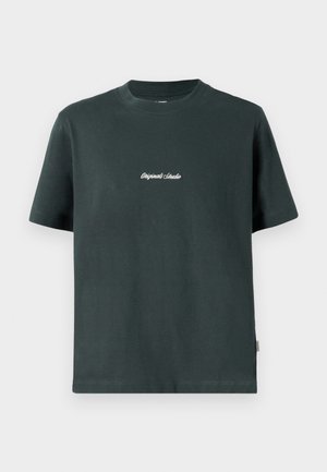 Donkergroene katoenen t-shirt met een ronde hals, korte mouwen en witte geborduurde tekst "Original Studio" op de borst. Soepele textuur.