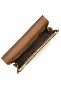 Clutch in pelle marrone con un'esterno liscio e una cerniera color oro. Interno foderato in tessuto scuro, dotato di un ampio scomparto per riporre gli oggetti.