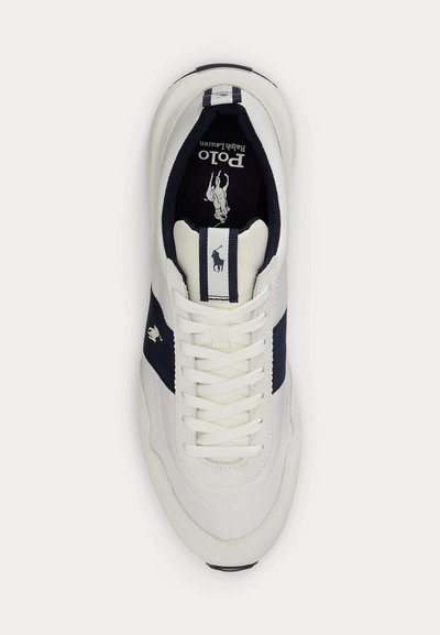Λευκό και ναυτικό sneaker Polo Ralph Lauren με κορδόνια εμπρός, ναυτική ρίγα στο πλάι και λογότυπο παίκτη πόλο στη γλώσσα και την εσωτερική σόλα.