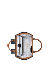 Borsa a mano in pelle marrone con chiusura a zip e manici doppi. L'interno presenta una fodera a righe blu e bianche con scomparti multipli per l'organizzazione.