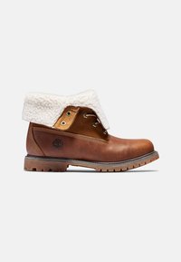 Braune Leder-Stiefelette mit einem weißen Kunstfellkragen, runder Spitze, metallischen Ösen und rutschfester Sohle. Mit Logo an der Seite.