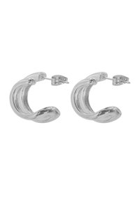 Orecchini a cerchio in argento con un design curvo, a forma di onda. Realizzati in metallo lucido, presentano una superficie liscia e un supporto a perno sicuro.