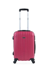 Maleta dura de color rosa con estrías verticales, asa metálica retráctil, ruedas dobles y un acento de cremallera negra. Diseño compacto para viajar.