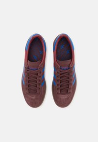 adidas Originals HANDBALL SPEZIAL UNISEX - Trainers - night red/blue/shadow red