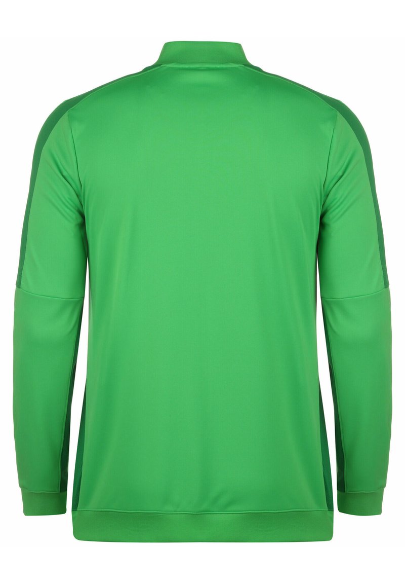 Jersey deportivo verde de manga larga con cuello alzado y paneles laterales en un verde oscuro contrastante. Fabricado con un tejido suave y ligero, sin logotipos visibles.