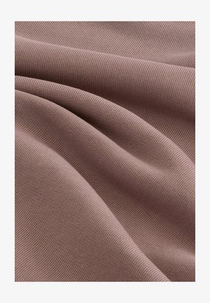 Struktureret, ribbet stof i dæmpet mauve, der fremhæver bløde, flydende folder, som viser dets lette og strækbare egenskaber.