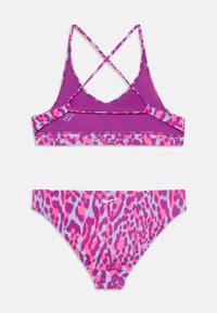 Vijoličast bikini komplet s leopardjim vzorcem v rožnatih in vijoličnih odtenkih. Top ima dizajn z križnim hrbtom.