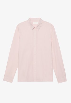 Camisa de botón de manga larga rosa claro con cuello puntiagudo, hecha de un tejido suave, que presenta un cierre frontal de botones y un diseño minimalista.