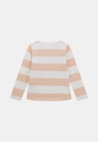 Camicia a maniche lunghe con strisce alternate di pesca chiaro e bianco, realizzata in morbido cotone, con scollatura rotonda e vestibilità casual.