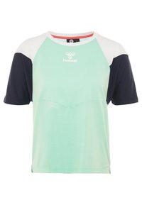Světle modré sportovní tričko s bílými a námořnickými raglánovými rukávy. Na hrudi se nachází logo "Hummel" a má kulatý výstřih.