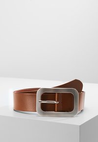 Ceinture en cuir marron avec une boucle en métal argenté rectangulaire ; texture lisse ; la ceinture a un design classique avec une seule goupille pour la fermeture.
