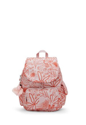 Sac à dos rose avec motifs floraux corail, poche avant, poches latérales, poignée supérieure et un petit porte-clés en peluche attaché à une fermeture éclair.