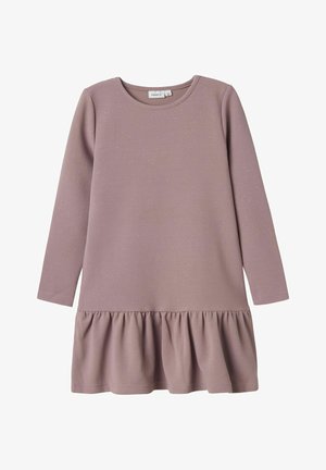 Langærmet støvet lilla kjole med rund halsudskæring og flæsekant, lavet af tekstureret stof med subtile glitrende detaljer.